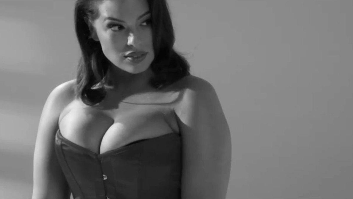ashley-graham-jessica-rabbit-2.jpg